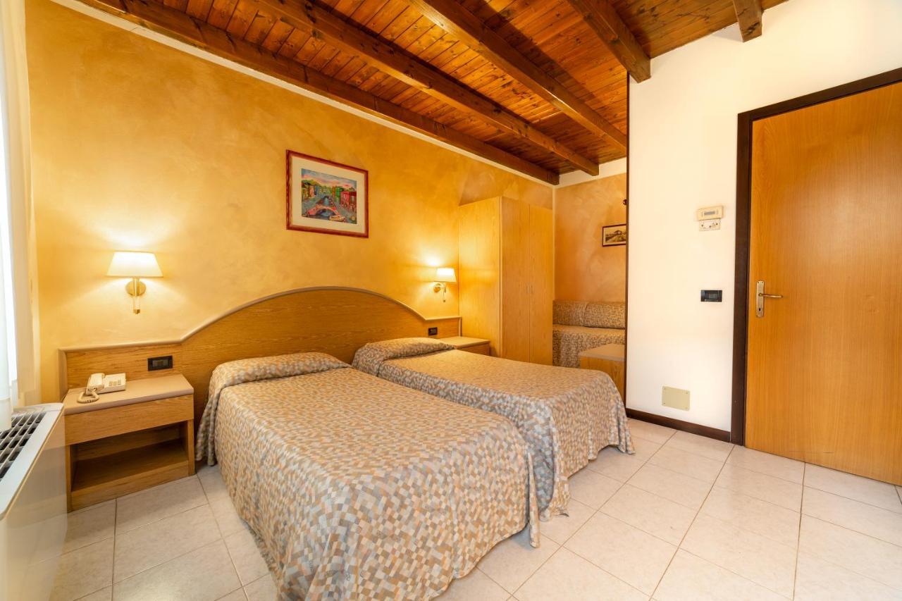 Albergo Ristorante Leon D'Oro Este Exteriör bild